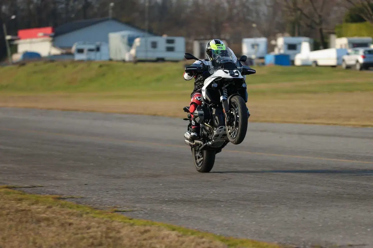 BMW R1300GS Adventure ASA vs BMW R1300GS: la comparativa! Rilevamenti, off-road e strada, il TEST definitivo [VIDEO E GALLERY] (42)