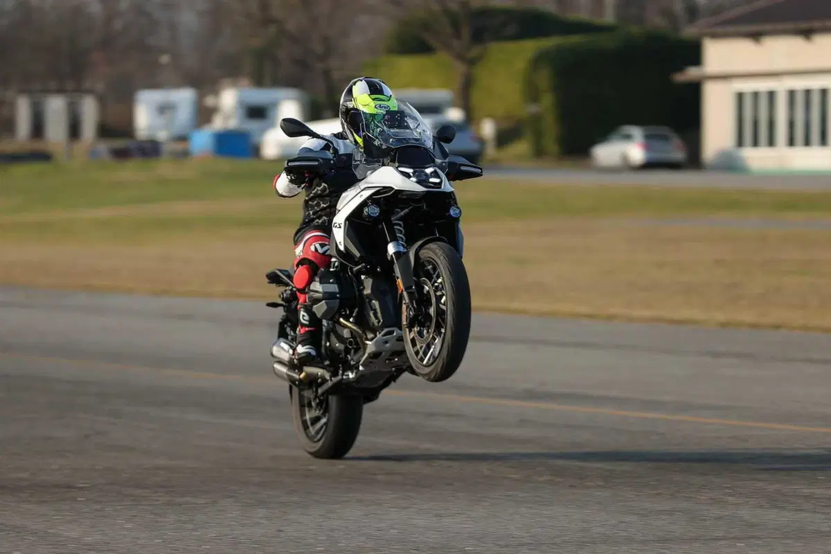 BMW R1300GS Adventure ASA vs BMW R1300GS: la comparativa! Rilevamenti, off-road e strada, il TEST definitivo [VIDEO E GALLERY] (43)