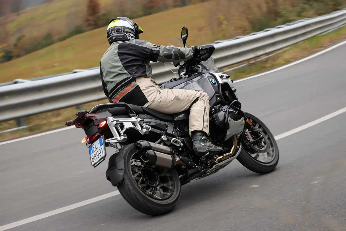 BMW R1300GS Adventure ASA vs BMW R1300GS: la comparativa! Rilevamenti, off-road e strada, il TEST definitivo [VIDEO E GALLERY] (64)