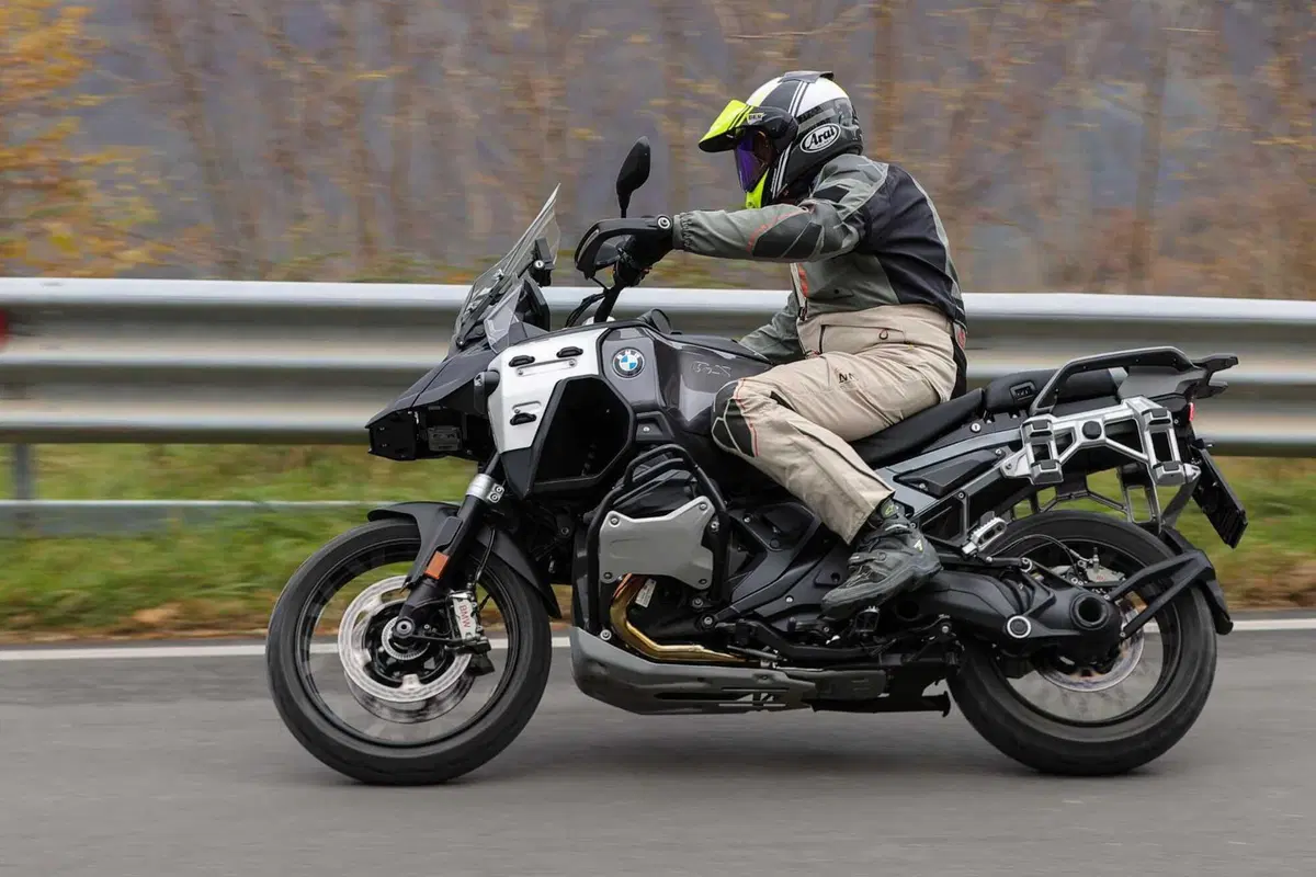 BMW R1300GS Adventure ASA vs BMW R1300GS: la comparativa! Rilevamenti, off-road e strada, il TEST definitivo [VIDEO E GALLERY] (66)