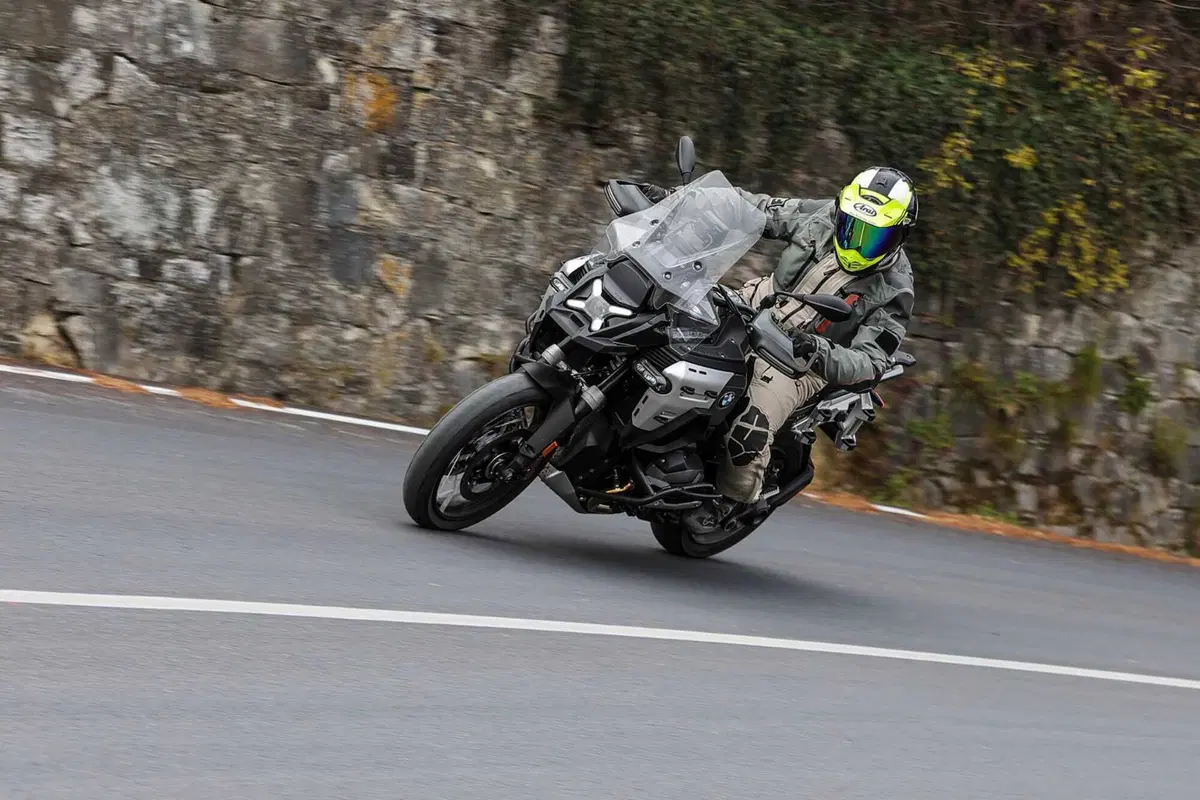 BMW R1300GS Adventure ASA vs BMW R1300GS: la comparativa! Rilevamenti, off-road e strada, il TEST definitivo [VIDEO E GALLERY] (67)
