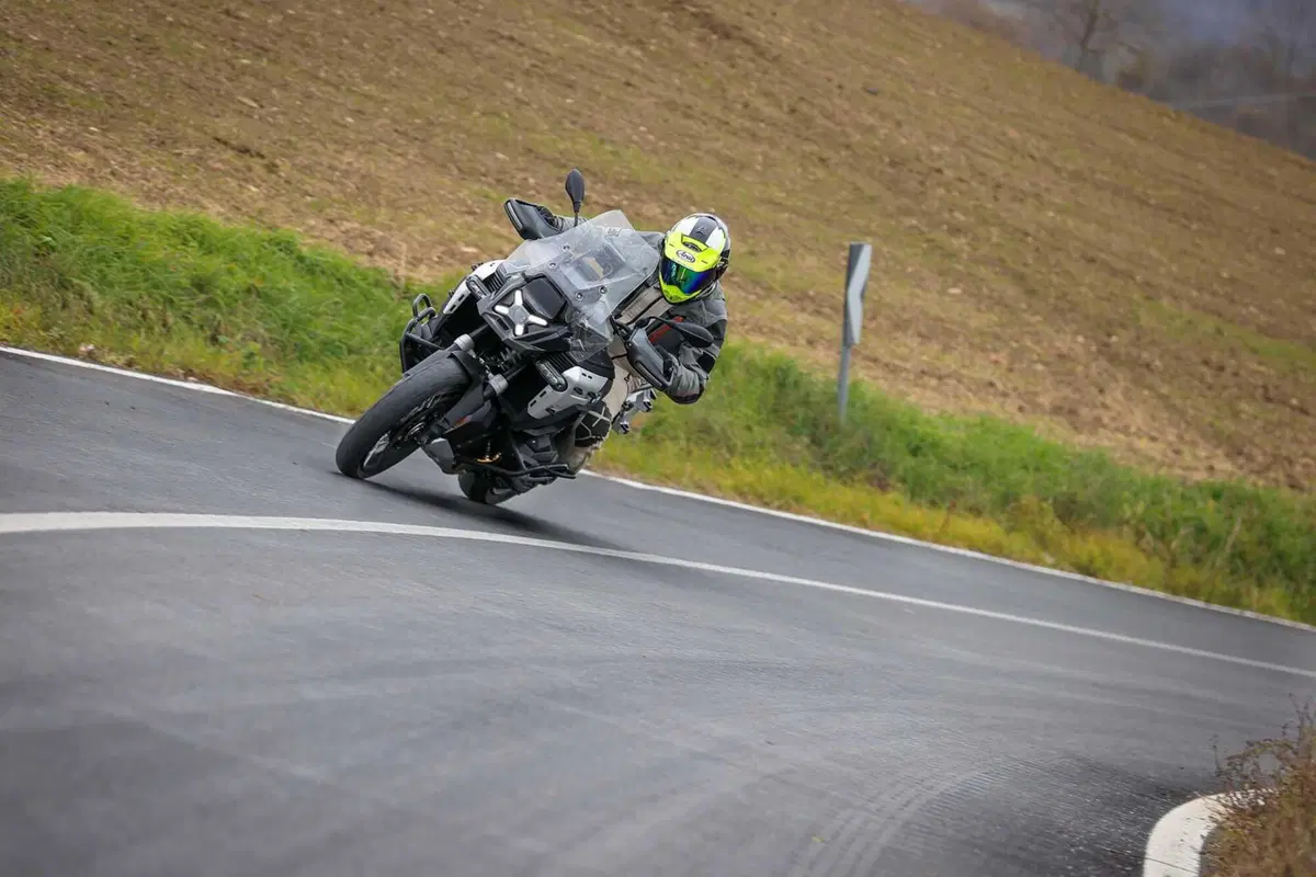 BMW R1300GS Adventure ASA vs BMW R1300GS: la comparativa! Rilevamenti, off-road e strada, il TEST definitivo [VIDEO E GALLERY] (74)