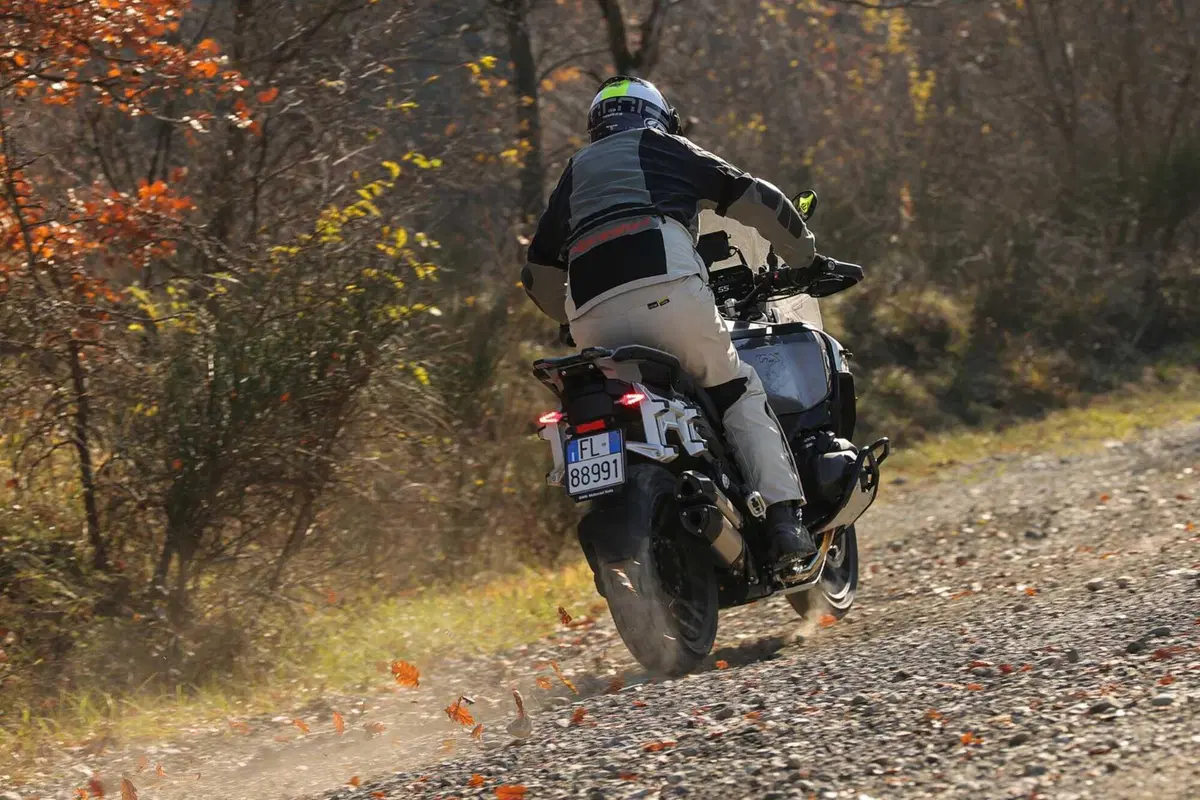 BMW R1300GS Adventure ASA vs BMW R1300GS: la comparativa! Rilevamenti, off-road e strada, il TEST definitivo [VIDEO E GALLERY] (77)