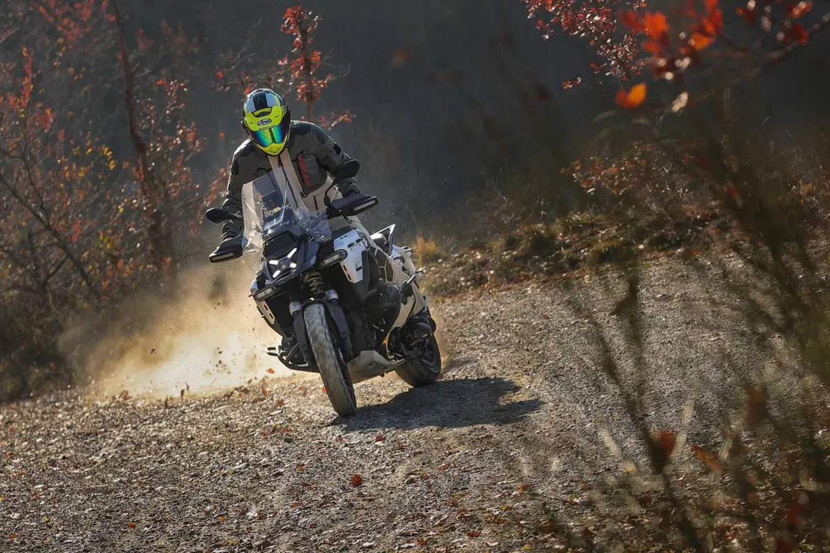 BMW R1300GS Adventure ASA vs BMW R1300GS: la comparativa! Rilevamenti, off-road e strada, il TEST definitivo [VIDEO E GALLERY] (80)