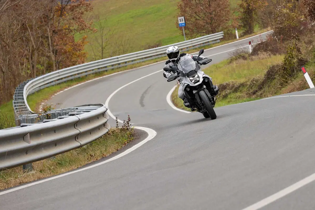BMW R1300GS Adventure ASA vs BMW R1300GS: la comparativa! Rilevamenti, off-road e strada, il TEST definitivo [VIDEO E GALLERY] (83)