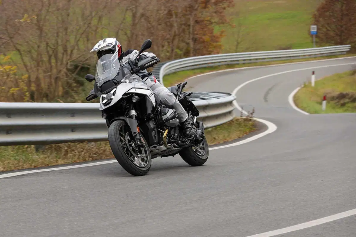 BMW R1300GS Adventure ASA vs BMW R1300GS: la comparativa! Rilevamenti, off-road e strada, il TEST definitivo [VIDEO E GALLERY] (84)
