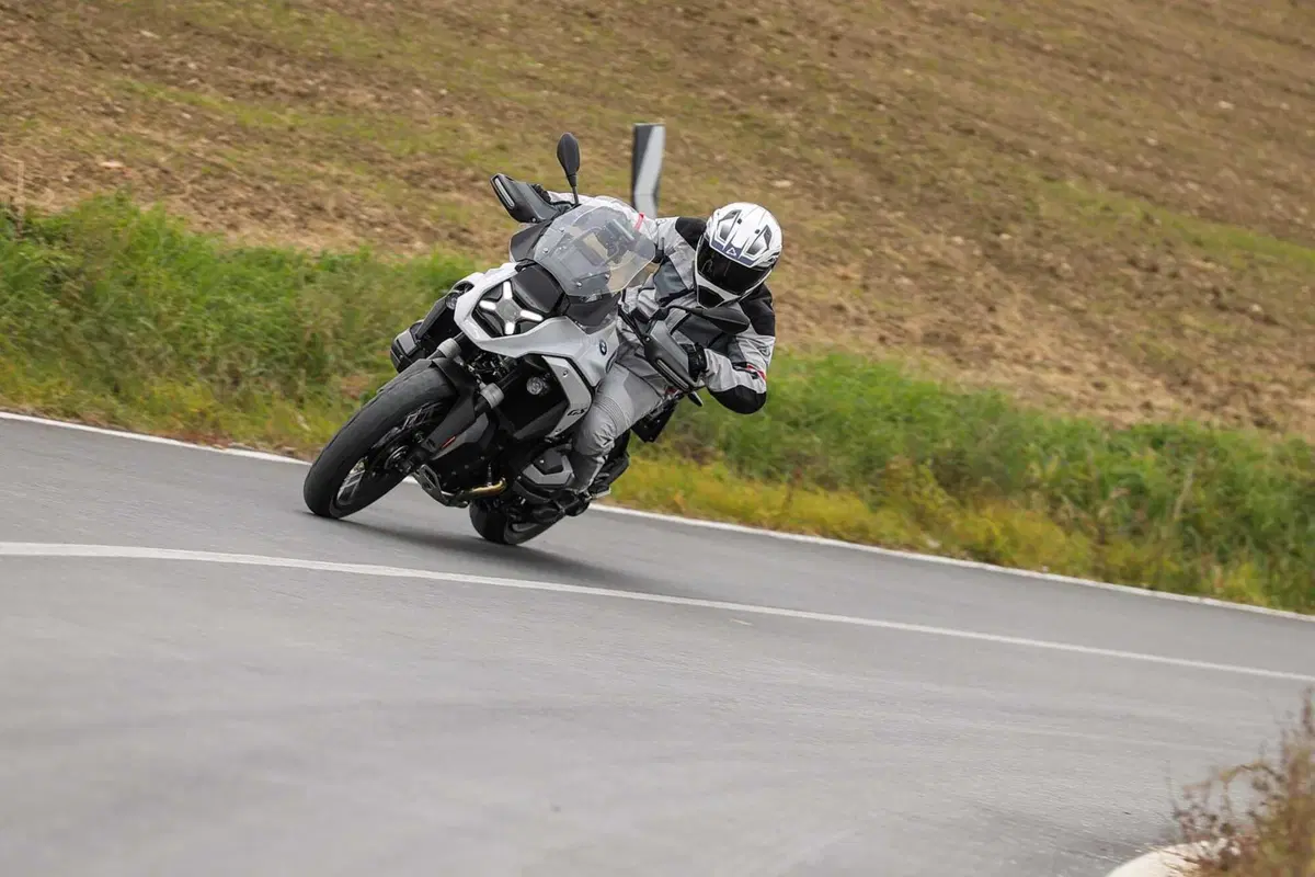 BMW R1300GS Adventure ASA vs BMW R1300GS: la comparativa! Rilevamenti, off-road e strada, il TEST definitivo [VIDEO E GALLERY] (96)