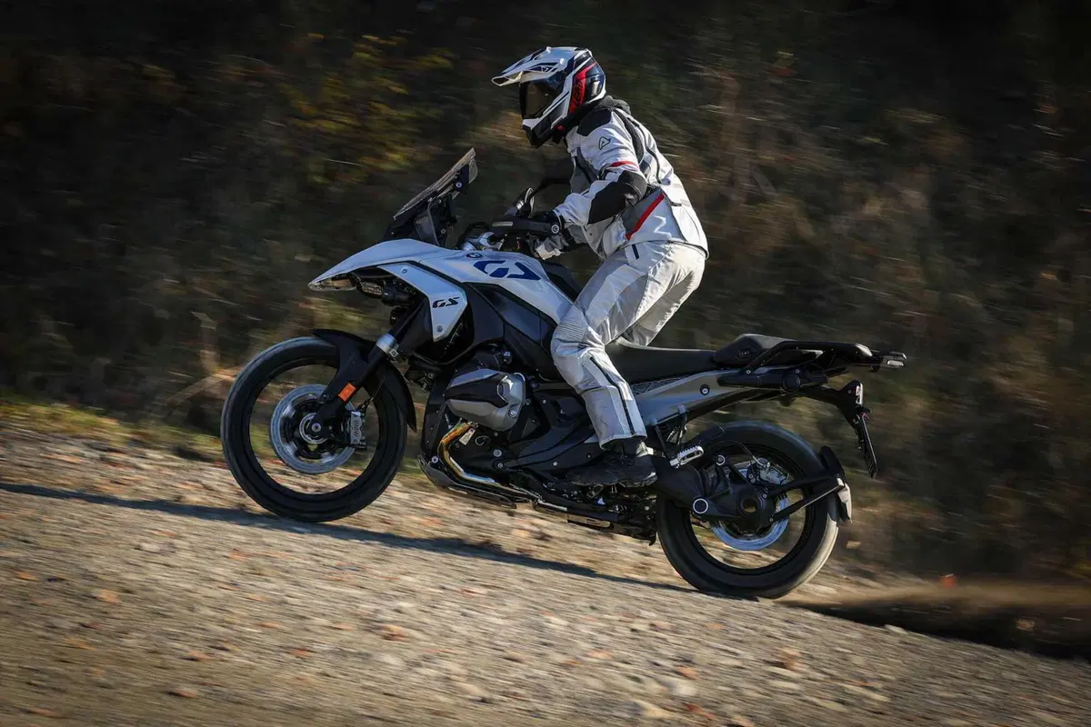 BMW R1300GS Adventure ASA vs BMW R1300GS: la comparativa! Rilevamenti, off-road e strada, il TEST definitivo [VIDEO E GALLERY] (100)
