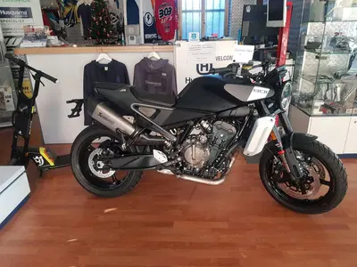 Husqvarna Svartpilen 801 (2024 - 26) usata