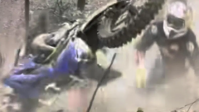 Toprak Razgatlioglu si allena e diverte con l'enduro