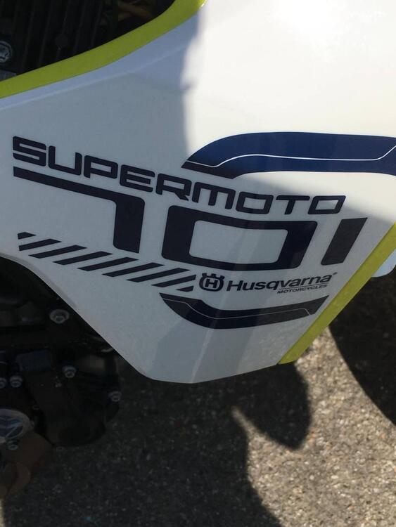 Husqvarna 701 Supermoto (2016) (2)