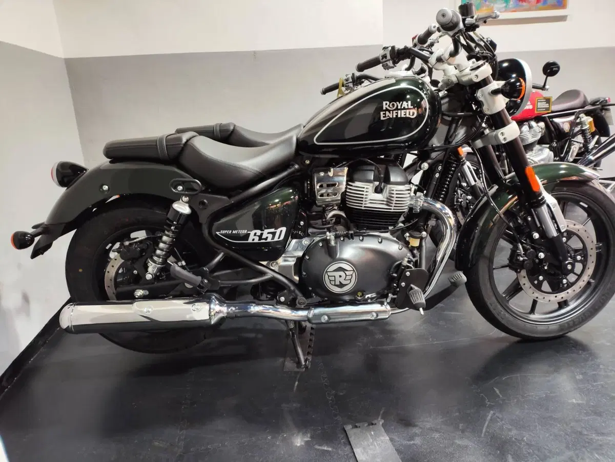 Royal Enfield Super Meteor 650 (2023 - 26) (4)