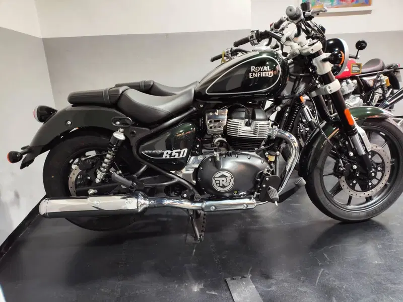 Royal Enfield Super Meteor 650 (2023 - 26) (4)