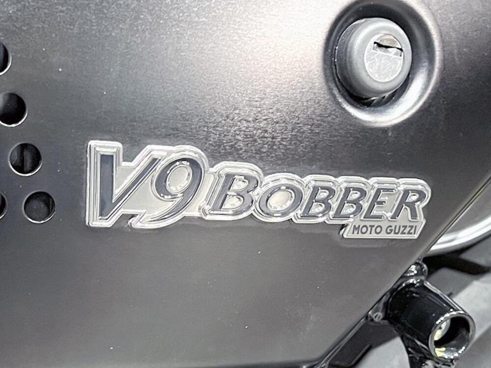 Moto Guzzi V9 Bobber (2021 - 25) (3)