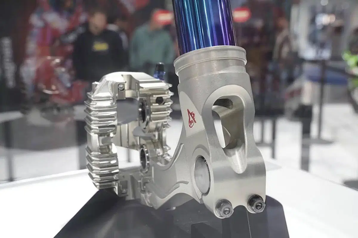 Nissin e Showa: ad EICMA presentano la prima forcella con pinza intergrata nel piedino
