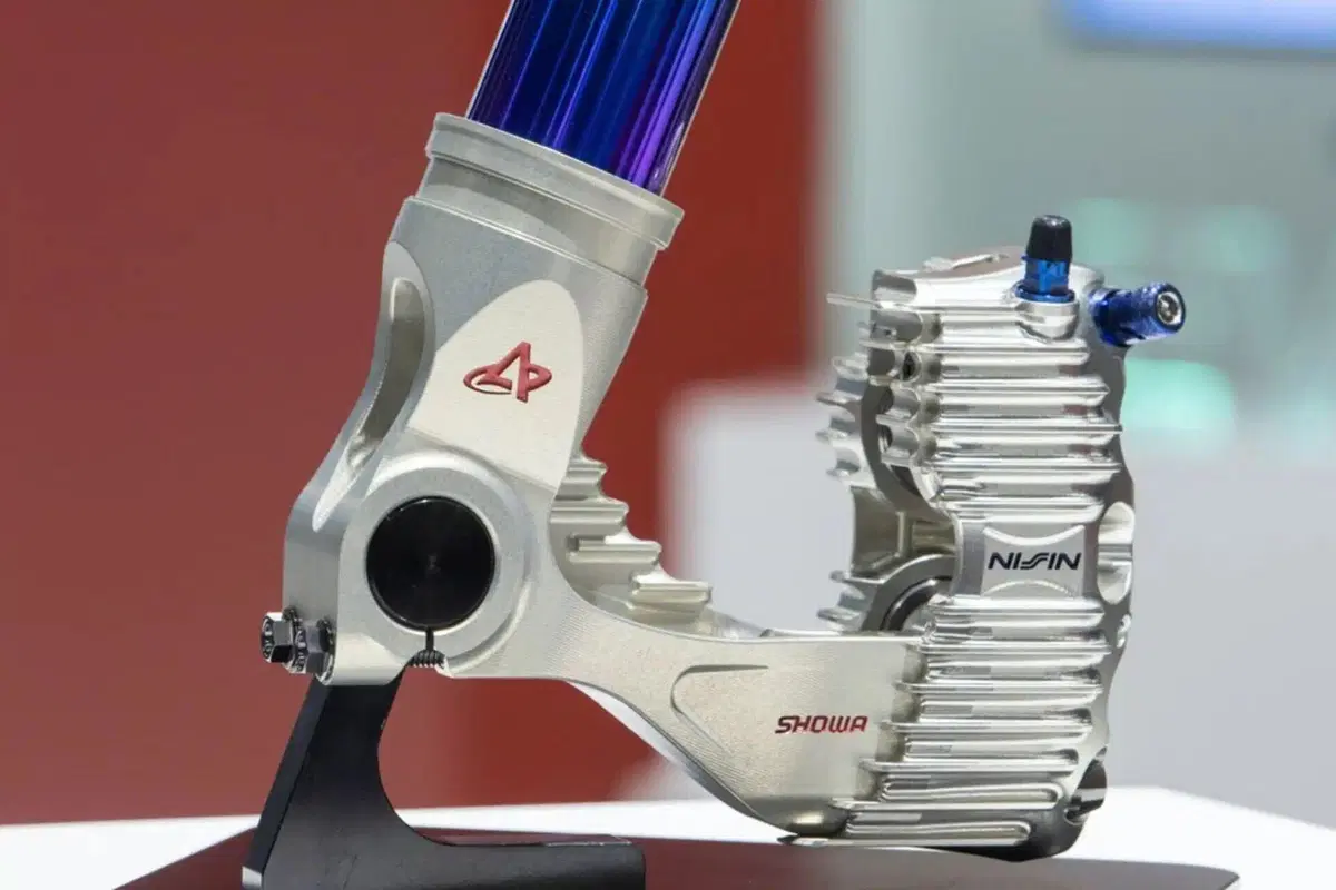 Nissin e Showa: ad EICMA presentano la prima forcella con pinza intergrata nel piedino (2)