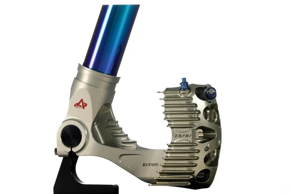 Nissin e Showa: ad EICMA presentano la prima forcella con pinza intergrata nel piedino (3)