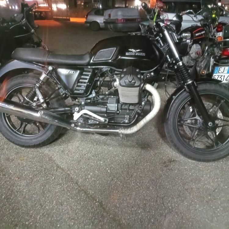 Moto Guzzi V7 II Stone (2015 - 17)