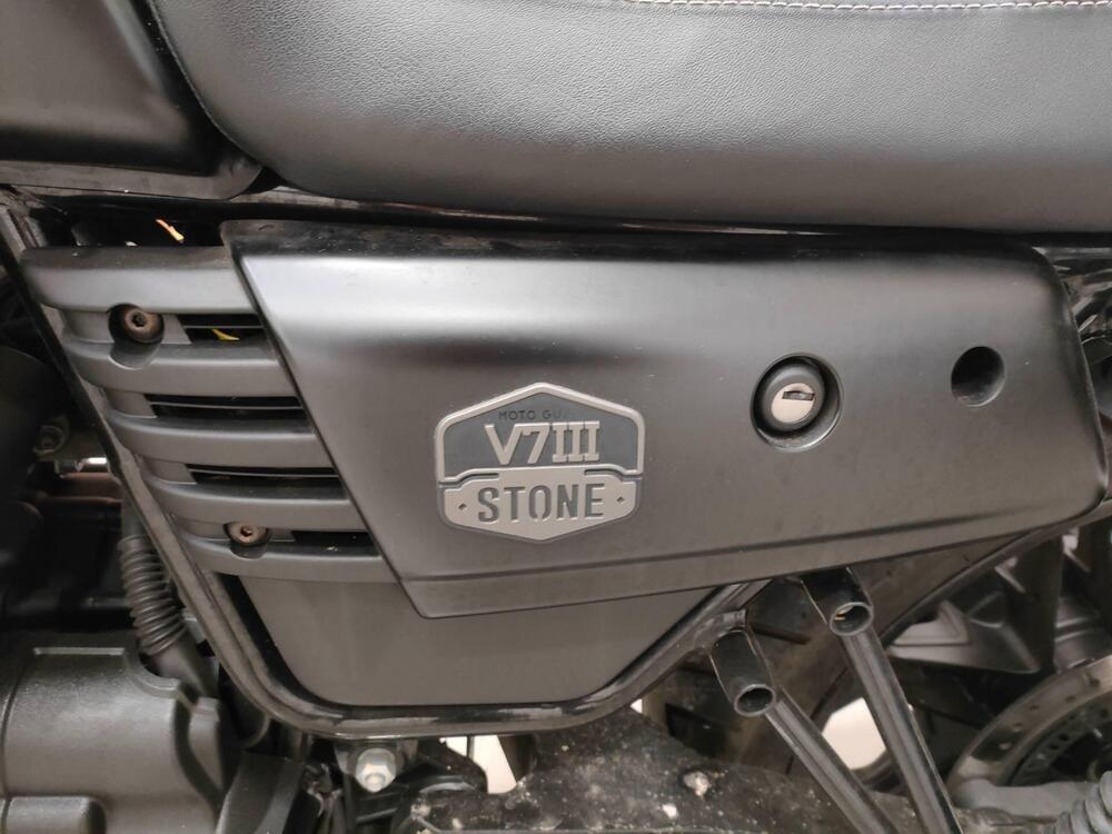 Moto Guzzi V7 Stone (2021 - 25) (4)