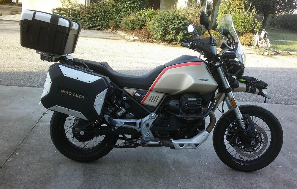 Moto Guzzi V85 TT Travel (2021 - 23) (2)