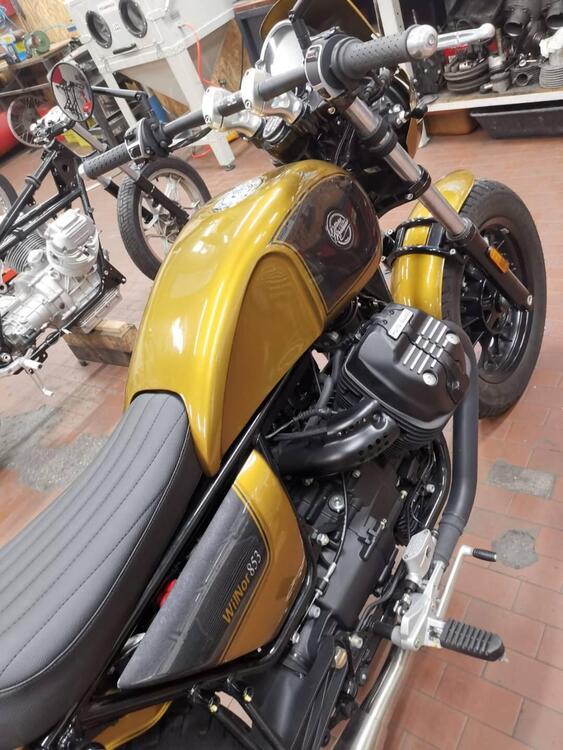 Moto Guzzi V9 Bobber (2021 - 24) (3)