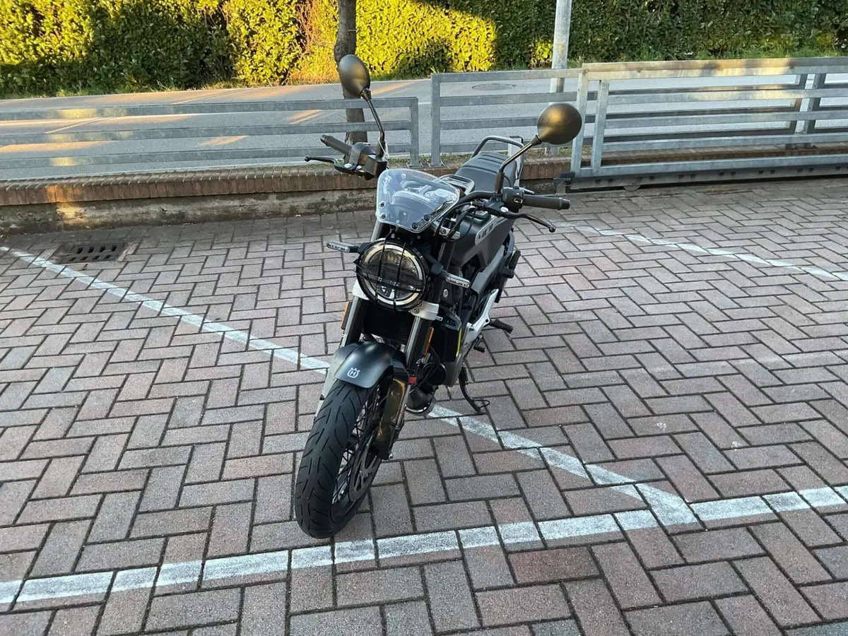 Husqvarna Svartpilen 401 (2021 - 23) (4)