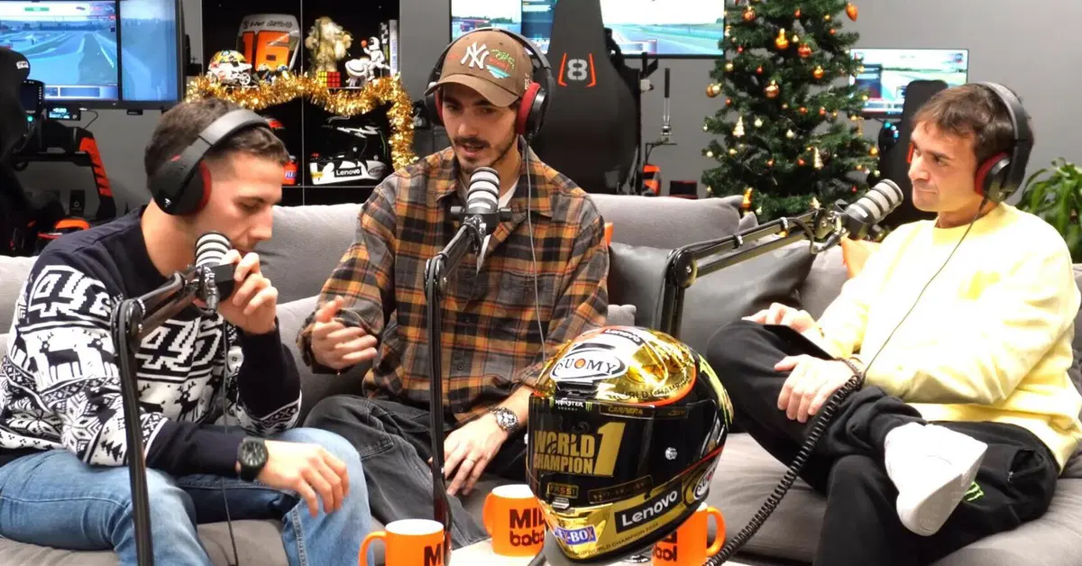 MotoGP 2024. Pecco Bagnaia sul divano con Andrea Migno ha raccontato come &egrave; nato l'amore con Domizia: "... e ora siamo sposati!" [VIDEO]