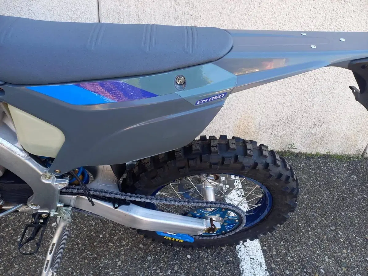 Tm Moto EN 250 ES Fi 4T TM Corse (2025) (3)