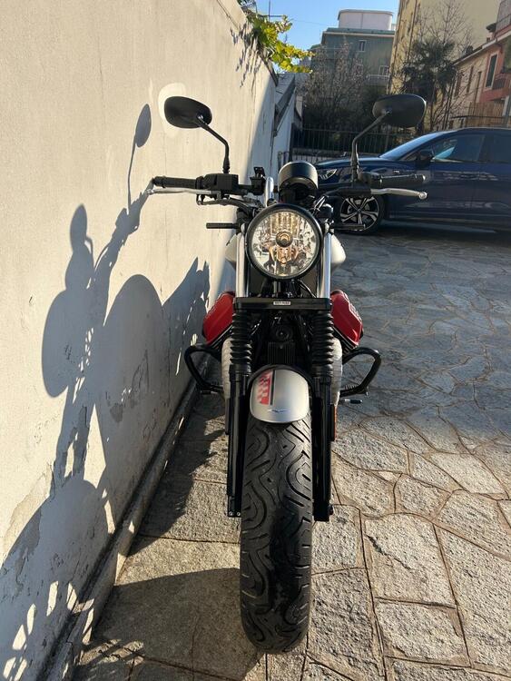 Moto Guzzi V9 Bobber (2016 - 18) (3)