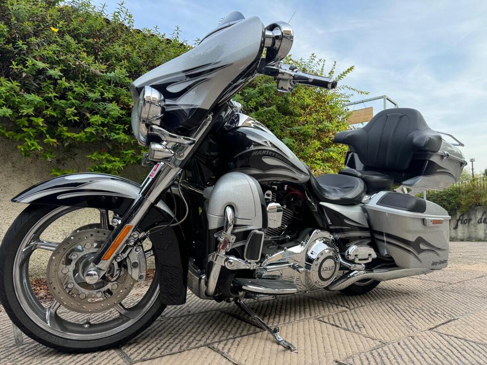 Harley-Davidson 1800 Street Glide (2016 - 17) - FLHXSE (4)