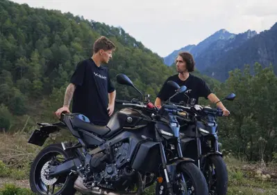 MotoGP 2025. Fabio Quartararo e Alex Rins ai piedi dei Pirenei con la Yamaha MT-09 Y-AMT: Amazing [VIDEO]