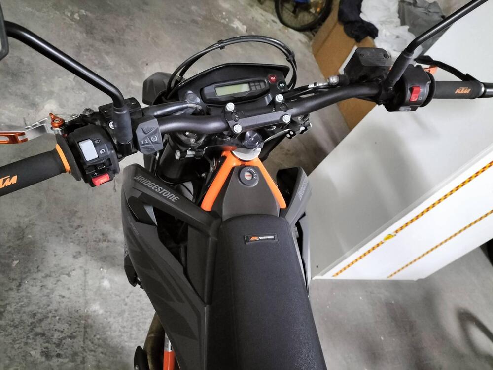 KTM 690 SMC R (2021 - 22) (4)