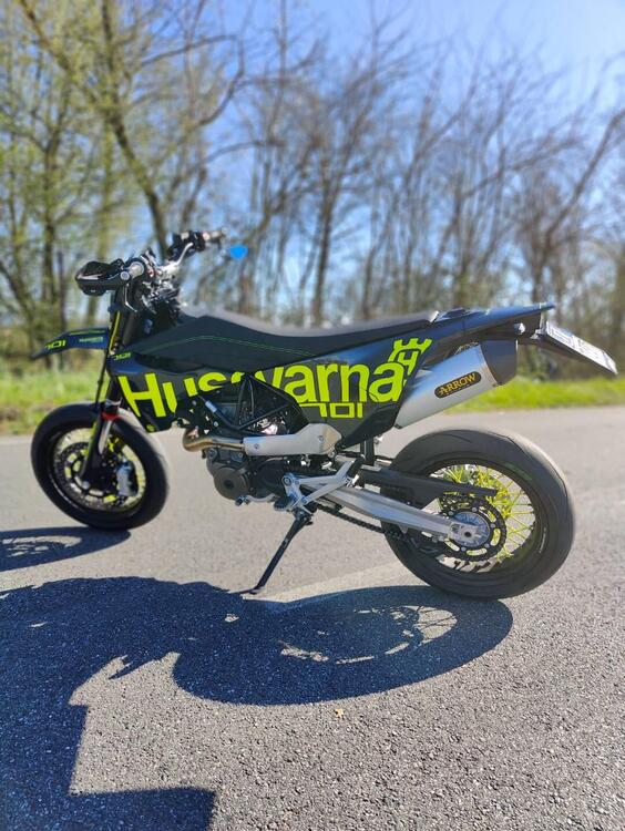 Husqvarna 701 Supermoto (2022) (3)