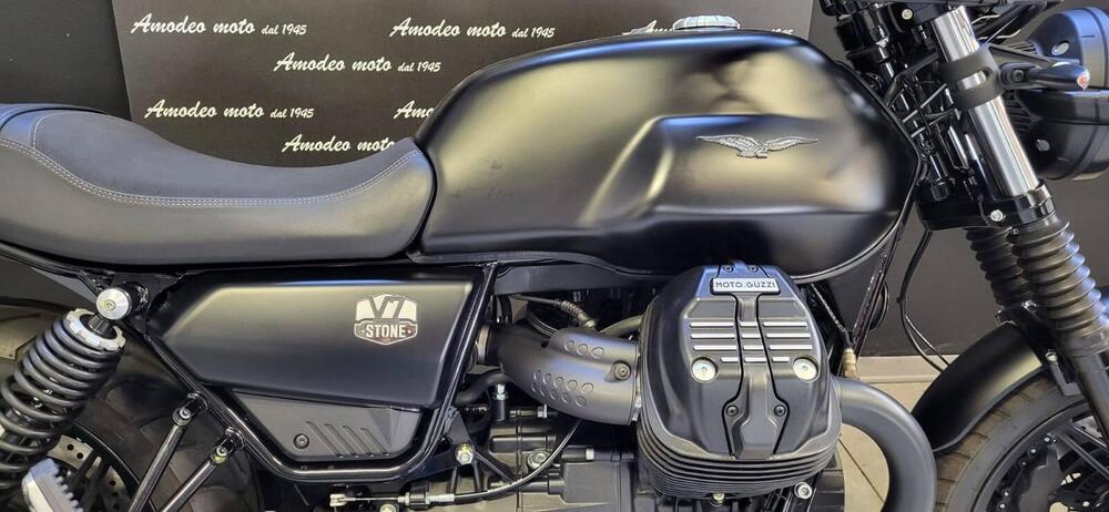 Moto Guzzi V7 Stone (2021 - 25) (3)