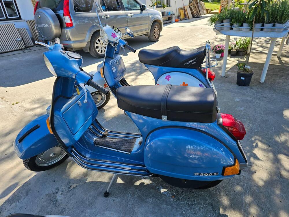 Piaggio VESPA PE 200 (2)