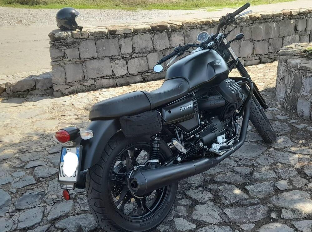 Moto Guzzi V7 III Stone (2017 - 20) (2)