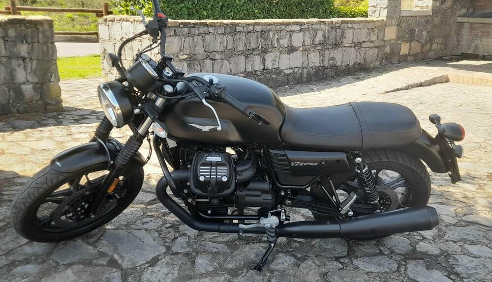 Moto Guzzi V7 III Stone (2017 - 20) (4)