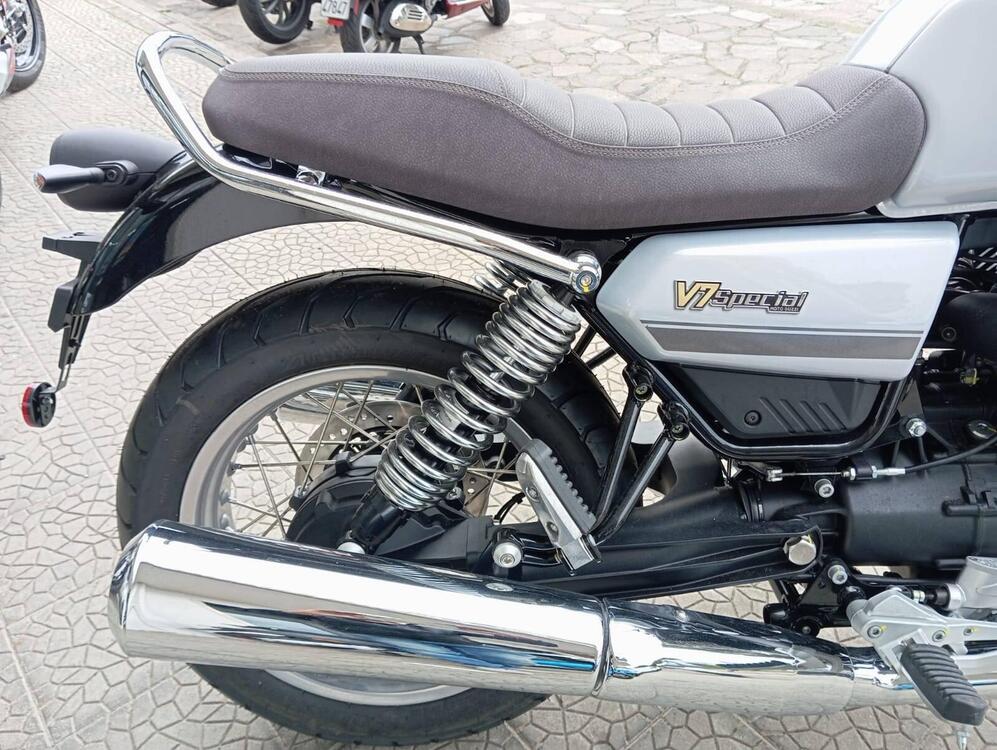 Moto Guzzi V7 Special (2021 - 24) (2)