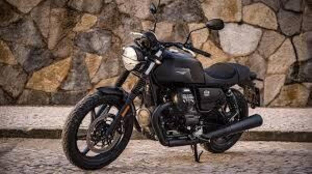 Moto Guzzi V7 Stone (2021 - 25)