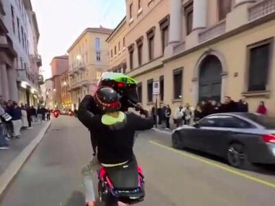 Milano, impennate e anarchia in via Montenapoleone. Le immagini fanno il giro dei social [VIDEO]