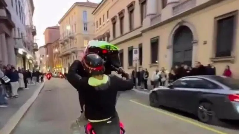 Milano, impennate e anarchia in via Montenapoleone. Le immagini fanno il giro dei social [VIDEO]