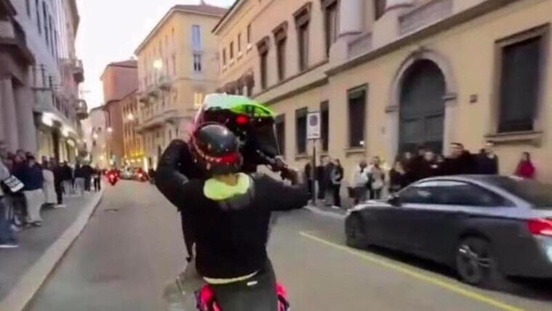 Milano, impennate e anarchia in via Montenapoleone. Le immagini fanno il giro dei social [VIDEO]