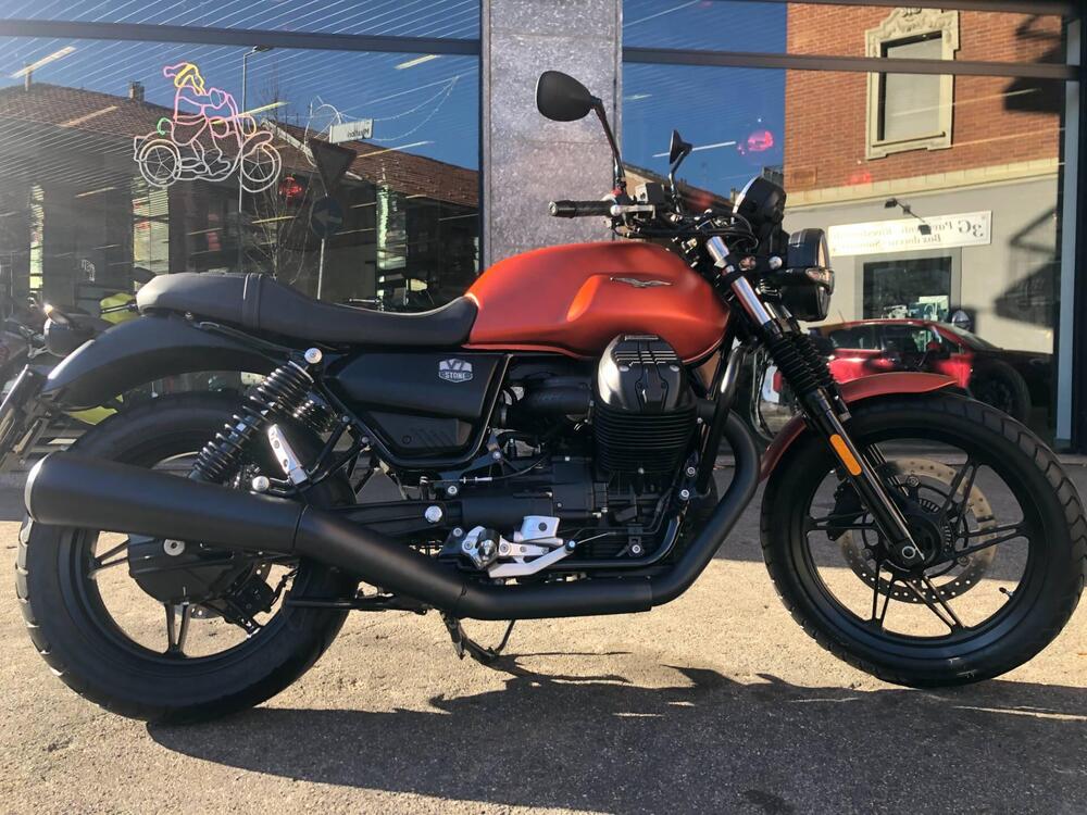 Moto Guzzi V7 Stone (2021 - 25) (2)