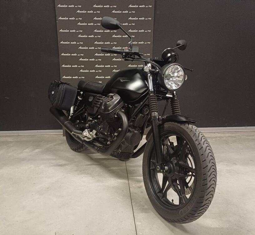 Moto Guzzi V7 III Stone (2017 - 20) (2)