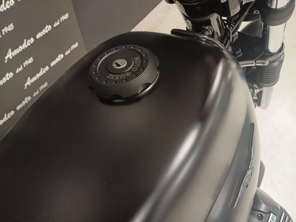 Moto Guzzi V7 III Stone (2017 - 20) (4)