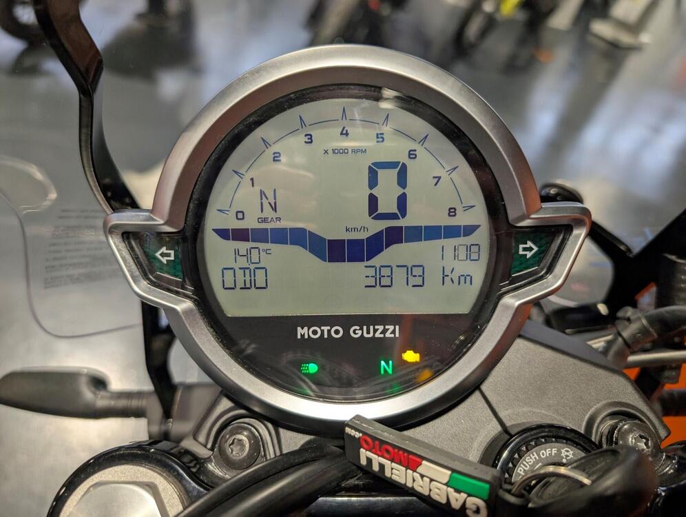 Moto Guzzi V7 Stone (2021 - 25) (4)