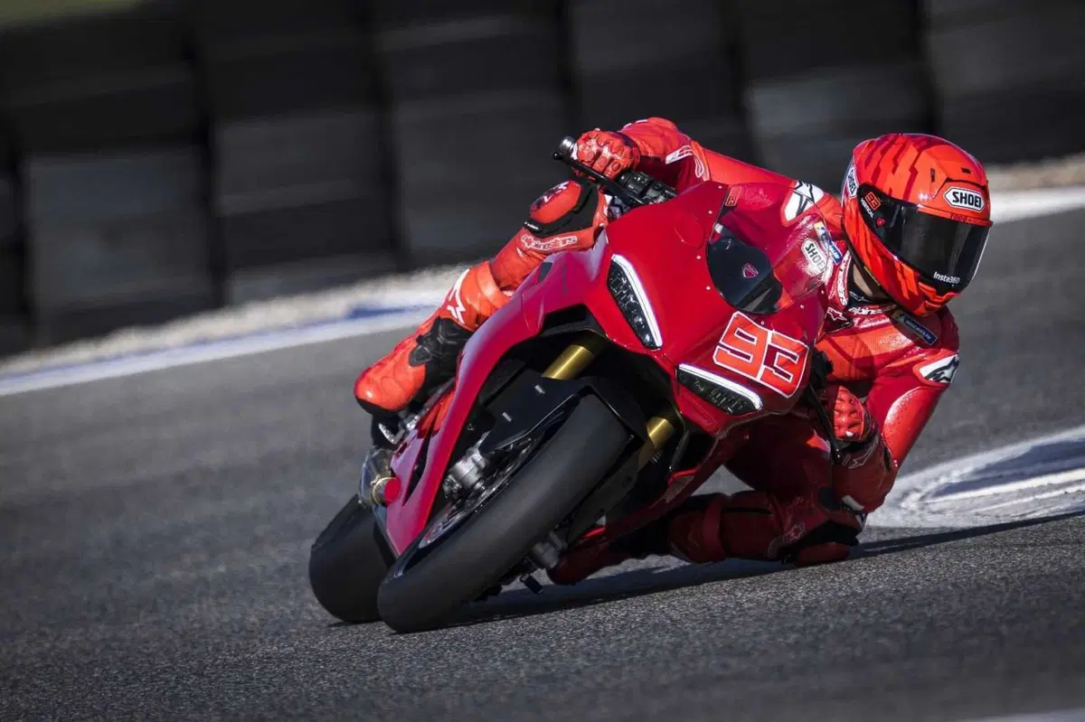 Marc Marquez debutta in sella alla nuova Panigale V2. Ed è già record
