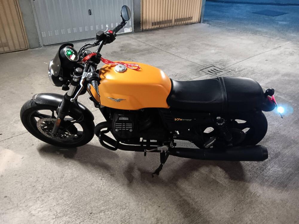 Moto Guzzi V7 III Stone (2017 - 20) (4)