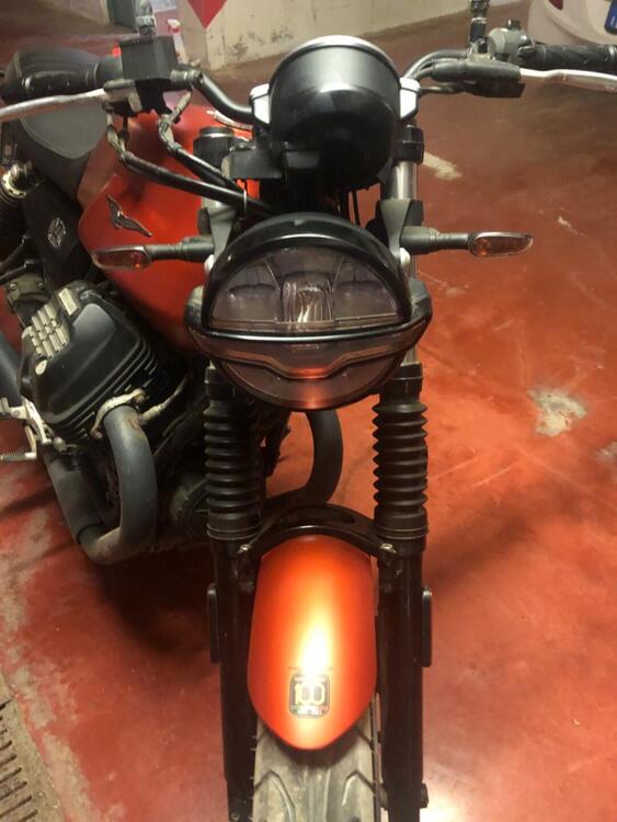 Moto Guzzi V7 Stone (2021 - 25) (4)