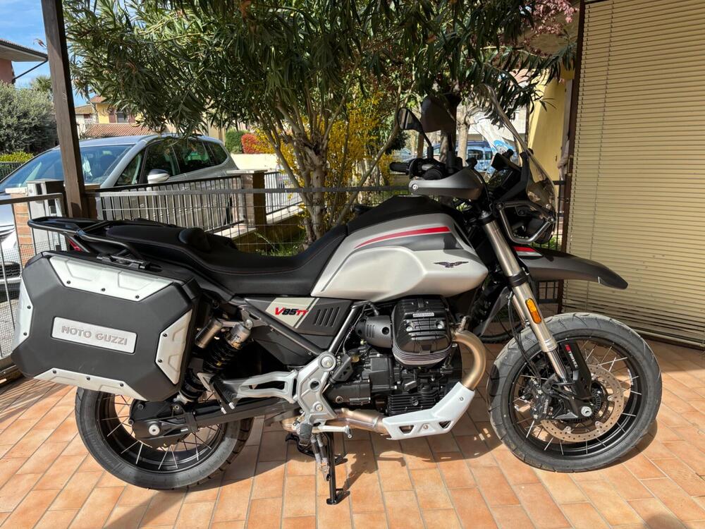 Moto Guzzi V85 TT Travel (2024 - 25) (2)